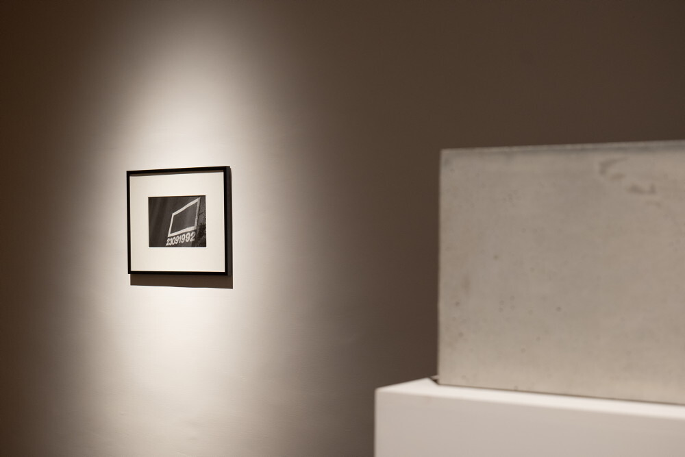 Foto: KULTUM/Adnan Babahmetovic Zlatko Kopljar: K6, 2000, weißer Spray auf Asphalt, Foto. Hauptstraße auf der Grenze zwischen Kroatien und Bosnien-Herzegowina, Slavonski Brod, Kroatien, 2000Fotograf: Damir Babić, Ausstellungsansicht: Zlatko Kopljar: AUSLÖSCHUNG | ERASION. KULTUMU