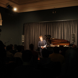 Reach.Touch. 28. November 2025. Konzert [imCubus] mit Musik von Leonardo Matteucci, Juan Sarmiento und Emanuele Savagnone