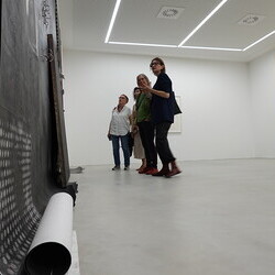 'Was tun Skulpturen ohne Aufsicht?' - Michael Kienzer und Anneliese Schrenk,KULTUMUSEUM im Spiegelgitterhaus Gleisdorf, 22. Mai 2026, Eröffnung: Kurator Johannes Rauchenberger