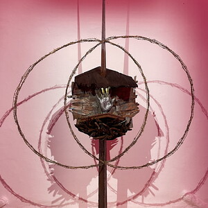 Henry Jesionka: Elégie, 2023, 2,4 m x 0,6 m x 0,6 mStahl, Holz, Aluminium, Messing, Spiegel, LED