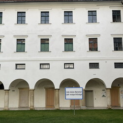 Aufbau der Ausstellung: Zenita Komad: NIE WIEDER KRIEG!KULTUM MUSEUM Graz, J?nner 2024Foto: KULTUM/Aufbauteam