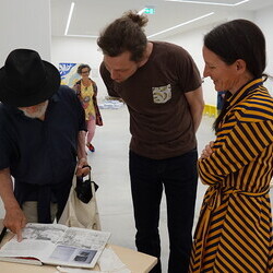                                 Er?ffnung der Sommer-Ausstellung im Spiegelgitterhaus Gleisdorf am 20. Juni 2025:  'round and round she goes  and where she stops nobody knows'Eine Ausstellung ?ber die ZEIT, kuratiert von zweintopf Mit Werken von M