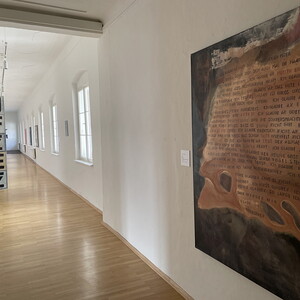 Michael ENDLICHER, O.T, 2007, 157x112 cm, Acryl, Marker, Lack auf Digitaldruck auf Leinwand, KULTUMUSEUM Graz, aus: SPIRO - SPERO (2017), Ausstellungsansicht: Michael Endlicher: ZEICHEN SPRACHE IRONIE, KULTUM Graz, 11. Mai bis 13. Juli 2024