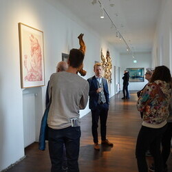 Führung mit Kurator Johannes Rauchenberger und Studierendenvertretungen der Theologiestudierenden aus Wien und Graz durch die Ausstellung 'Gott hat kein Museum' am Samstag, 22.11.2025