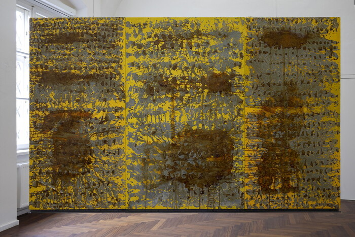 Wilhelm Scherübl, *1961 in Radstadt (AT), lebt in Radstadt (AT), Steinbild (Vera Icon) Tropfen, 1987–89, Triptychon, Leinöl auf Jute, 194 x 316 cm, KULTUMUSEUM Graz, aus: Wilhlelm Scherübl: GEHEN & VERGEHEN (2023)