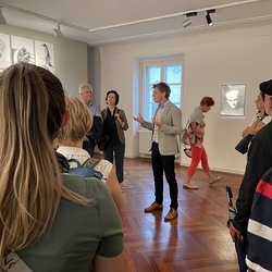 Lange Nacht der Kirchen 2024_'Nie wieder Krieg!'_Zenita Komad_Kuratorenführung. Foto: KULTUM