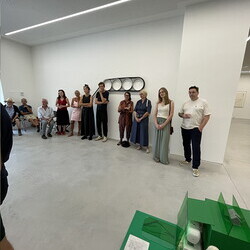 Künstler*innengespräch: Anneliese Schrenk und Michael Kienzer im Gespräch mit Kurator Johannes Rauchenberger in der Ausstellung: 'Was tun Skulpturen ohne Aufsicht?', 8.8.2026, Spiegelgitterhaus Gleisdorf, Hochsommer.art