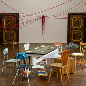 Zenita Komad: Installationsansicht 'Friedensbüro', 2024, Ausstellungsansicht: Zenita Komad: Nie wieder Krieg! KULTUMUSEUM Graz, 3.2.–26.5.2024, Kurator Johannes Rauchenberger