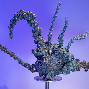 Henry Jesionka: T = +76.436, 2023, 0,8 m x 1,2 m, 0,8 m, patinierte und polierte Bronze, Foto: Jesionka