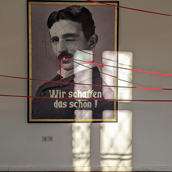 Aufbau der Ausstellung: Zenita Komad: NIE WIEDER KRIEG!KULTUM MUSEUM Graz, Jänner 2024Foto: KULTUM/Aufbauteam