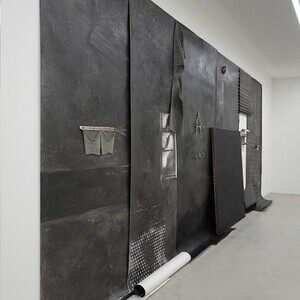 Anneliese Schrenk: Parallelwand, 2018, 330x750x16cm 7 Frottagen/2007-2018, Metallobjekte/8 Haken 8 L?cher 8 B?gen/Schlachthausfreundmetallgeflecht (BH)/Kandare, Leder/Aussto?haut auf Keilrahmen/Interne Codes, Unfallautoscheibe/Jaguar/gr?n, Steinstab 