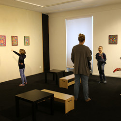 Paradieswerkstatt Malworkshop in der Ausstellung 'Innergärten und Trotzdemblüten' von Alois Neuhold Foto: KULTUM/Andrea Hopper