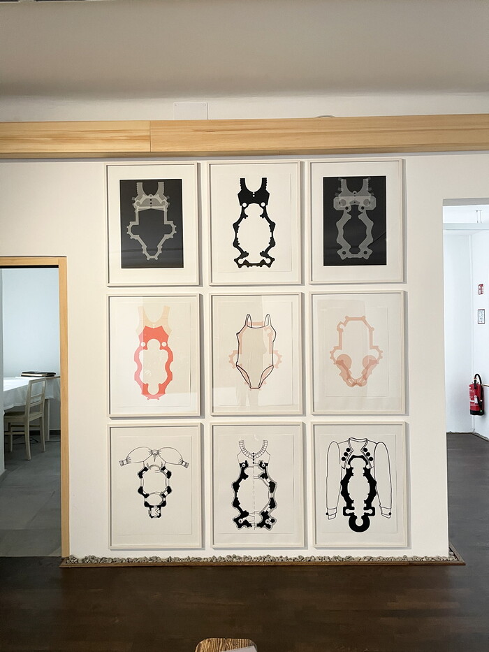 Lena Knilli * 1961 in Graz (AT), lebt in Wien (AT)Kirchengrundriss und Becken, 2010–2012 (Serie) Transparentpapier auf Karton, Klebestreifen, 59,5 x 43 cm, KULTUMUSEUM Graz, aus: Seelenwäsche (2013)KULTUMUSEUM Graz, Ausstellungsansicht: GOTT HAT