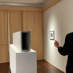 Zlatko Kopljar führte mit Kurator Johannes Rauchenberger durch die Ausstellung 'AUSLÖSCHUNG', 23.11.2024