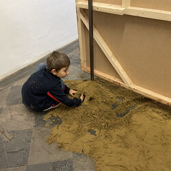 Aufbau der Ausstellung: Zenita Komad: NIE WIEDER KRIEG!KULTUM MUSEUM Graz, J?nner 2024Foto: KULTUM/Aufbauteam