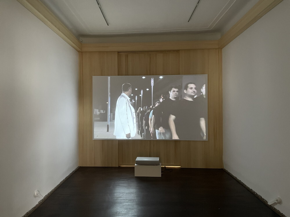 Zlatko Kopljar: K14, 2010, Full HD Video; Ton, Farbe; Dauer:12 05?, In Zusammenarbeit mit: Director of photography: Boris Poljak; Text: Milo   ur evi ; Voice: William Linn; Editing: Ana Stulina; Sound: Ivan Zeli ; Kost?m-Design: Ton i Vladislavi ;