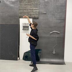 Künstler*innengespräch: Anneliese Schrenk und Michael Kienzer im Gespräch mit Kurator Johannes Rauchenberger in der Ausstellung: 'Was tun Skulpturen ohne Aufsicht?', 8.8.2026, Spiegelgitterhaus Gleisdorf, Hochsommer.art