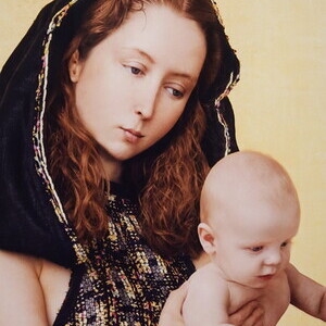 Dorothee Golz*1960  in Mühlheim/Ruhr (DE), lebt in Wien (AT)Madonna als Mutter und Hausfrau, 2016C-Print auf Dibond, gerahmt, 210 x 102 cmKULTUMUSEUM Graz, aus: reliqte, reloaded. Zum Erbe christlicher Bildwelte heute (2015) 