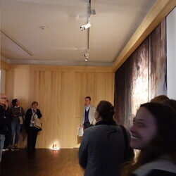 Lange Nacht der Kirchen, 23. Mai 2025: Kurator Johannes Rauchenberger führt durch die Ausstellung 'NUN MEHR – MEAN TIME' von Maaria Wirkkala