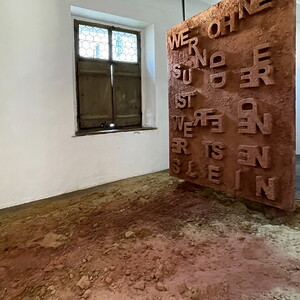 Zenta Komad, Wer von euch ohne Sünde ist, werfe den ersten Stein, 2023, 200x150, Installation mit Steinen und Sand  Ausstellungsansicht: Zenita Komad: Nie wieder Krieg! KULTUMUSEUM Graz, 3.2.–26.5.2024 Kurator Johannes Rauchenberger