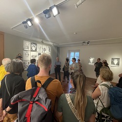 Lange Nacht der Kirchen 2024_'Nie wieder Krieg!'_Zenita Komad_Kuratorenführung. Foto: KULTUM