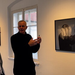 Zlatko Kopljar führte mit Kurator Johannes Rauchenberger durch die Ausstellung 'AUSLÖSCHUNG', 23.11.2024