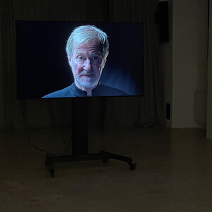 Michael ENDLICHER, I will kill you, 2024, Video. Länge: 4:57 min, Sprache: Englisch, Ausstellungsansicht: Michael Endlicher: ZEICHEN SPRACHE IRONIE, KULTUM Graz, 11. Mai bis 13. Juli 2024, Kurator: Johannes Rauchenberger