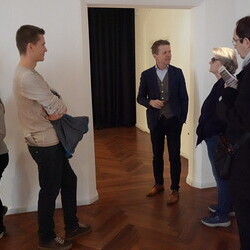 Führung mit Kurator Johannes Rauchenberger und Studierendenvertretungen der Theologiestudierenden aus Wien und Graz durch die Ausstellung 'Gott hat kein Museum' am Samstag, 22.11.2025