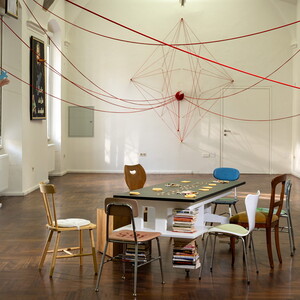 Zenita Komad: Installationsansicht 'Friedensbüro', 2024, Ausstellungsansicht: Zenita Komad: Nie wieder Krieg! KULTUMUSEUM Graz, 3.2.–26.5.2024, Kurator Johannes Rauchenberger