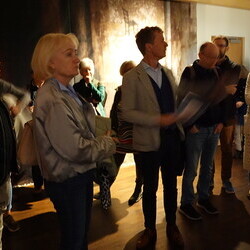 Lange Nacht der Kirchen, 23. Mai 2025: Kurator Johannes Rauchenberger führt durch die Ausstellung 'NUN MEHR – MEAN TIME' von Maaria Wirkkala