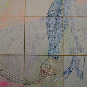 Anneliese Schrenk: ? no more ? kings, queens ?  , 2024-25je 1m2 (21-teilig), 303x707cm, Leder/Aussto?haut auf Keilrahmen, Beine t?towiert + pigmentiert, Hintergrund t?towiert, aufgeraut, gebrannt, pigmentiert, k?nstliche Wimpern, Rubbeltattoo, Unika