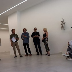 Künstler*innengespräch: Anneliese Schrenk und Michael Kienzer im Gespräch mit Kurator Johannes Rauchenberger in der Ausstellung: 'Was tun Skulpturen ohne Aufsicht?', 8.8.2026, Spiegelgitterhaus Gleisdorf, Hochsommer.art