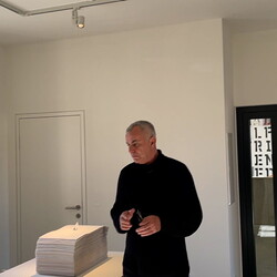 Zlatko Kopljar führte mit Kurator Johannes Rauchenberger durch die Ausstellung 'AUSLÖSCHUNG', 23.11.2024