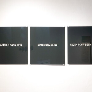 Leo Zogmayer, *1949 in Krems, lebt in Krems (AT), Satz 7, 2009/2011, Hinterglasmalerei: Triptychon, je 70 x 70cm, KULTUMUSEUM Graz, aus: 1+1+1=1  Trinität (2011)