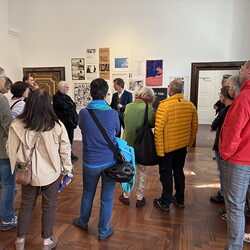 Kuratorenführung mit Kurator Johannes Rauchenberger durch die Ausstellung 'Im Bann (s)einer gro?en Erz?hlung: Josef Fink zum 25. Todestag' am letzten Ausstellungstag, 19. April 2025