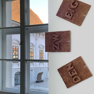 Zenita Komad, Es wird Frieden sein unter den Zweigen!, 2023, 12-teilig, je 41 x 31 cm,  Ausstellungsansicht: Zenita Komad: Nie wieder Krieg! KULTUMUSEUM Graz, 3.2.–26.5.2024, Kurator Johannes Rauchenberger