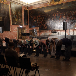 Abschluss der 4. Blumenbergtage am 14.3.26 im Minoritensaal mit einem Live-Hörspiel inszeniert von büro lunaire, nach einem Text von Stefan Schmitzer, mit Kompositionen von A. Bauer, T. Urban, F. Kindlinger, G. T. Pérez, R. Schinwald. Tontechnik B. A