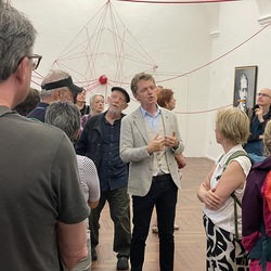 Lange Nacht der Kirchen 2024_'Nie wieder Krieg!'_Zenita Komad_Kuratorenführung. Foto: KULTUM