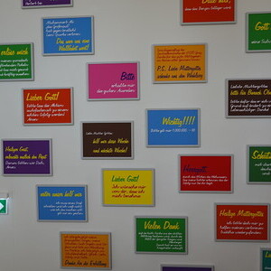                                 zweintopf (Eva Pichler und Gerhard Pichler, *1981/*1980 in Judenburg (AT) bzw. in Gurk (AT), leben in Feldbach (AT)), Maria:Trost, 2010/2022, bestehend aus:- 34 St?ck, 30 x 40cm Pigmentdrucke auf Epson Enhanced Mat