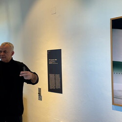 Zlatko Kopljar führte mit Kurator Johannes Rauchenberger durch die Ausstellung 'AUSLÖSCHUNG', 23.11.2024