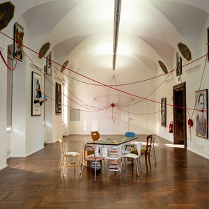 Zenita Komad,Friedensbüro und Friedenstisch, 2024, 20, Portraits, Seile, Gipsabdrücke, Bücher, Holz, Ausstellungsansicht: Zenita Komad: Nie wieder Krieg! KULTUMUSEUM Graz, 3.2.–26.5.2024, Kurator: Johannes Rauchenberger