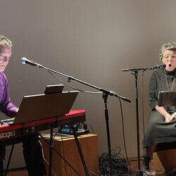BREAK EDEN. Ges?nge von Sirenen. H?RSPIEL, KULTUM, 1. Dezember 2023  Text, Lesung: Lisa Spalt Komposition: Clemens Gadenst?tter  Interpret*innen: Anna Claire Hauf | Stimme Ernst Surberg |  Keyboards  Foto: KULTUM/J. Rauchenberger