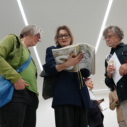 'Was tun Skulpturen ohne Aufsicht?' - Michael Kienzer und Anneliese Schrenk,KULTUMUSEUM im Spiegelgitterhaus Gleisdorf, 22. Mai 2026, Eröffnung: Kurator Johannes Rauchenberger