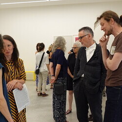                                 Er?ffnung der Sommer-Ausstellung im Spiegelgitterhaus Gleisdorf am 20. Juni 2025:  'round and round she goes  and where she stops nobody knows'Eine Ausstellung ?ber die ZEIT, kuratiert von zweintopf Mit Werken von M