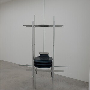 Michael Kienzer: Korsett, 2013, 206x127x60 cm, verschiedene Materialien (Aluminium, Stahlgewindestangen, Holzverbund, Sessel mit Stahlrohr), KULTUMUSEUM Graz, Sammlung Wolfaus: Michael Kienzer & Anneliese Schrenk: 'Was tun Skulpturen ohne Aufsicht?