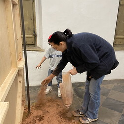 Aufbau der Ausstellung: Zenita Komad: NIE WIEDER KRIEG!KULTUM MUSEUM Graz, J?nner 2024Foto: KULTUM/Aufbauteam