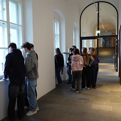 Ausstellungsführung Schulgruppe durch die Ausstellung 'Auslöschung' von Zlatko Kopljar durch Johannes Rauchenberger, Jänner 2025