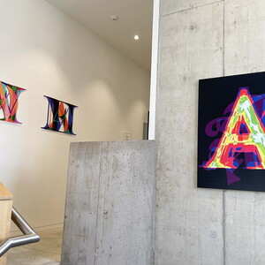 Michael ENDLICHER, Initiale A/4c, 2024,  75x60 cm, UV-Digitaldruck auf Dibond, Auflage: 7+2, hinten: aWomen und aMen, 2017, Digitaldruck, gefrästes Acrylglas, je 45x70 cm, Auflage: 3+1,  KULTUMUSEUM Graz, aus: SPIRO - SPERO (2017)