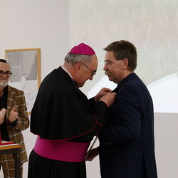 Eröffnung des Spiegelgitterhauses Gleisdorf (Sammlung Wolf) durch Bürgermeister Christoph Stark, Landeshauptmann Christopher Drexler und Diözesanbischof Wilhelm Krautwaschl.Laudatio: Walter Prügger,Einführung in die Ausstellung 'WENDEZEITEN/ZEITENW