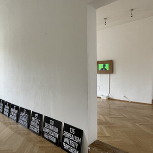 Michael Endlicher, Dramenbleche, 2004/2022, geprägtes Aluminiumblech, 30x40 cm, 40x40 cm, 50x40 cm, Auflage: 1+1, Ausstellungsansicht: Michael Endlicher: ZEICHEN SPRACHE IRONIE, KULTUM Graz, 11. Mai bis 13. Juli 2024, Kurator: Johannes Rauchenber